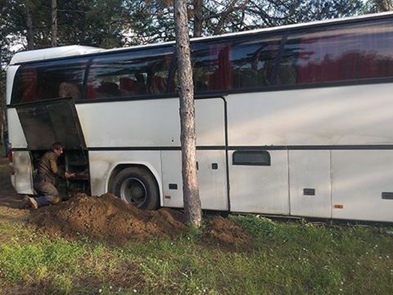 Спасатели вытащили из песчаной ловушки автобус с семиклассниками одной из школ Николаева 1