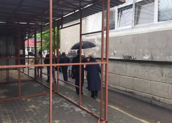 В Николаеве ночью рядом с многоэтажкой установили торговые ряды