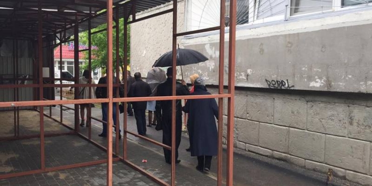 В Николаеве ночью рядом с многоэтажкой установили торговые ряды