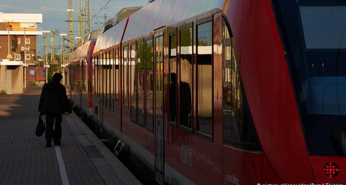 На вокзале под Мюнхеном с криками «Аллах Акбар» мужчина напал на четверых: один умер от ран