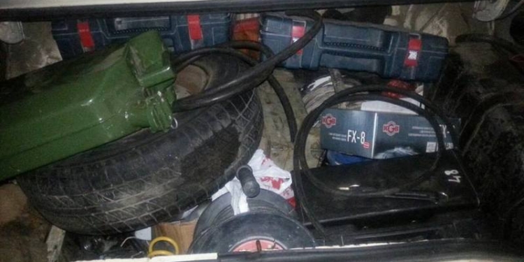 7 автомагнитол, 2 компьютерных монитора, 2 перфоратора, 3 бейсбольных биты и обувь: в Николаеве патрульные задержали подозреваемых в серии краж