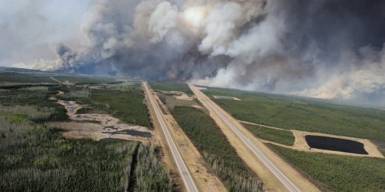 В Канаде горит до 200 тысяч гектаров леса