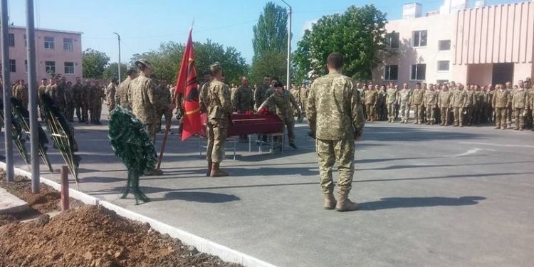 В Николаеве в последний путь провели погибшего под Широкино морпеха