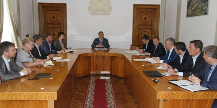 Сенкевич поручил городским службам привести в порядок дорожное покрытие Широкобальского моста