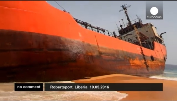 Необъяснимый случай. Танкер-призрак выбросило на берег Либерии