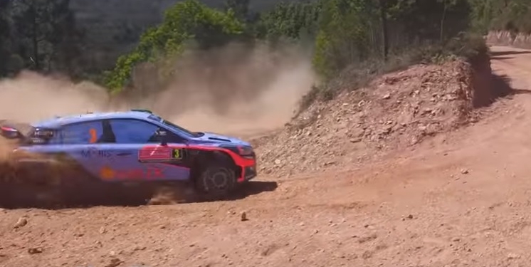 На ралли в Португалии загорелся автомобиль. Пилот чудом остался жив