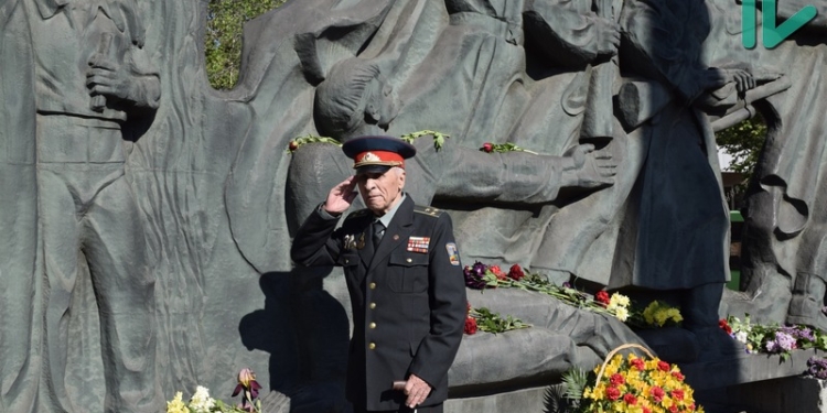 День Победы в Николаеве: к стеле освободителям пришли горожане с фотографиями родных и приехала «Лада» с георгиевской лентой и флагом ВМФ СССР