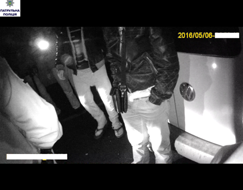 В Николаеве ночью двое молодых людей угрожали таксисту пистолетом