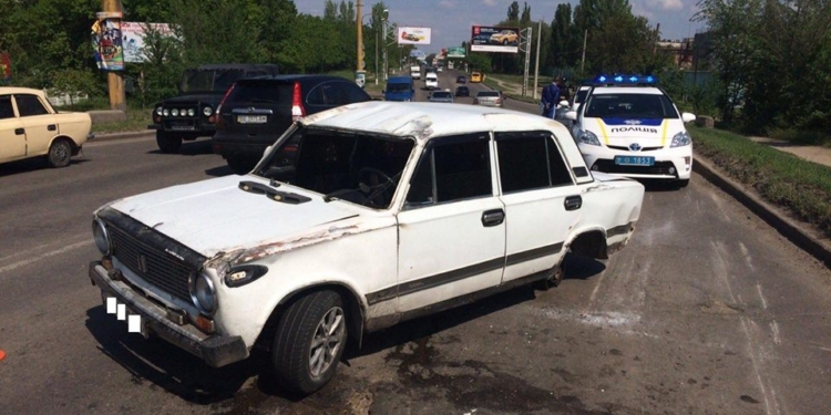 В Николаеве на Широкобальском мосту у ВАЗа отлетело колесо. Машина перевернулась, а потом снова “встала”