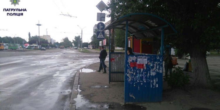 В Николаеве патрульные пожаловались в горсовет на нарушающий ПДД остановочный навес