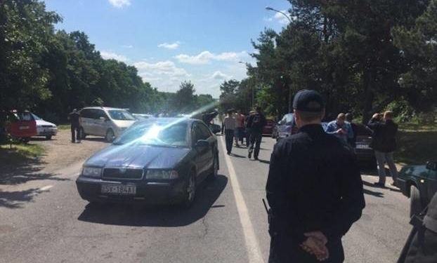 На украинско-словацкой границе владельцы авто с иностранными номерами перекрыли движение транспорта