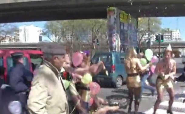 Активисток Femen задержали в Париже – пугали голым  туловищем “Национальный фронт” Марин Ле Пен