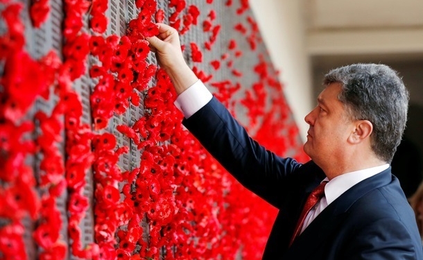 Порошенко поздравил украинцев с Днем памяти и примирения душевным роликом