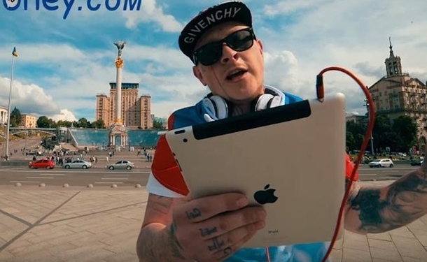 А вы бы спели гимн РФ на Майдане за 2,5 тыс. долларов? А этот спел