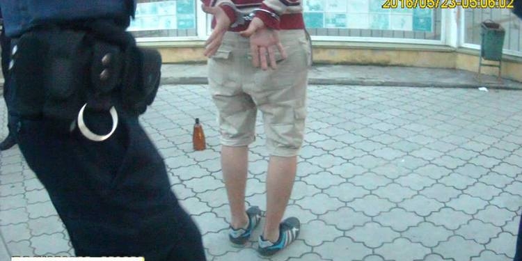 С «бульбулятором» по улице: патрульные Николаева задержали парня, который шел курить марихуану