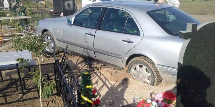 «Напоминальнилась»: нетрезвая женщина сбила надгробную плиту на одном из кладбищ Николаева