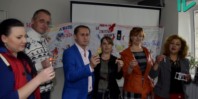 «Безопасная кровь»: активисты Всеукраинской сети ЛЖВ призывают обеспечить 100-процентное лечение всех ВИЧ-инфицированных
