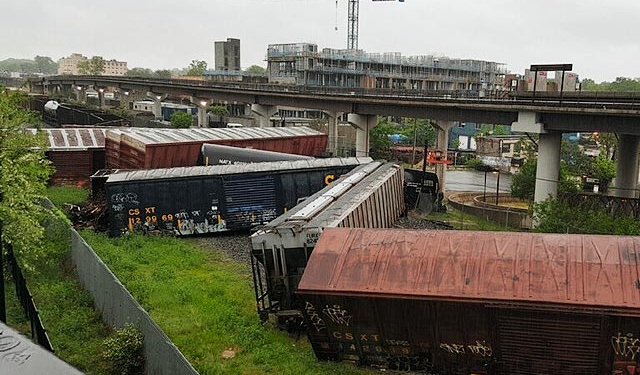 В Вашингтоне перевернулся поезд с химикатами и повредил газопровод