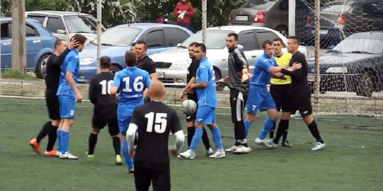 В Николаеве во время футбольного матча подрались игроки «Варваровки» и «Вороновки»