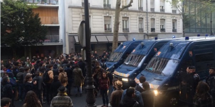 В Париже произошли столкновения между полицией и противниками выселения беженцев