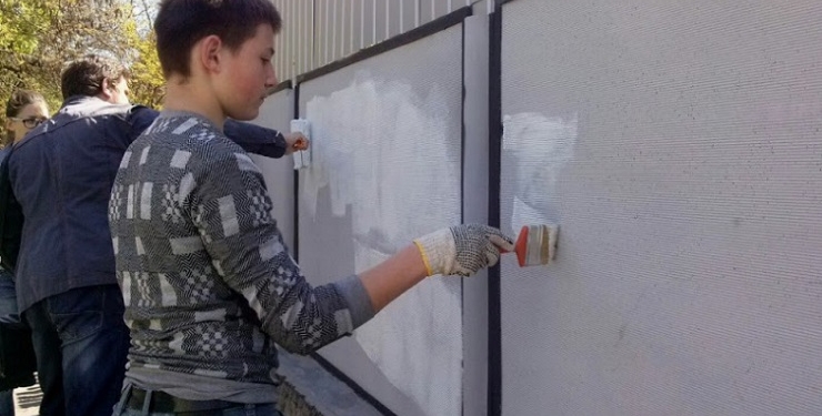 Николаеву на заметку: в Очакове прошла акция по закрашиванию надписей, рекламирующих продажу наркотиков