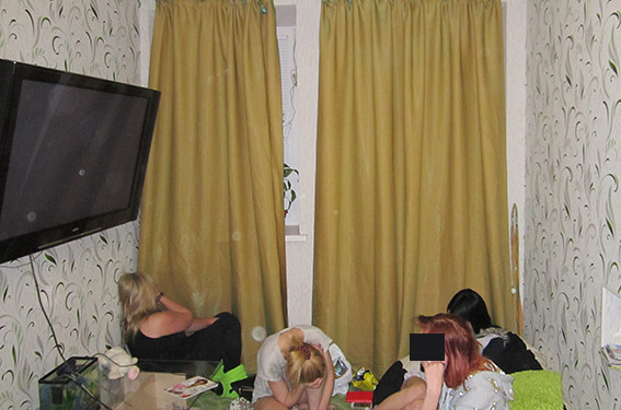 «И чтоб два раза не вставать»: в Заводском районе Николаева наркопритон совмещался с борделем