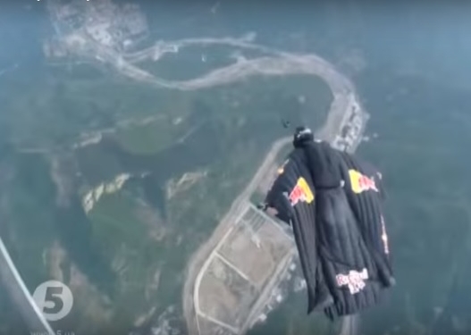 “Человек-стрела” в Китае показал супер скорость и приземлился на Великой стене