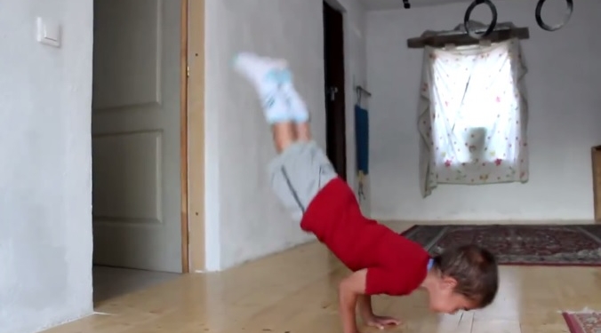 Невероятный “мальчик из Спарты”. Эти сложные отжимания не повторят и профессиональные спортсмены