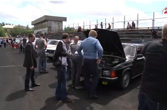 Сколько людей “влезет” в старый “Запорожец”? Эксперимент на авто-ретро фестивале