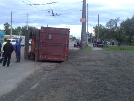 Грузовик с 30 тоннами семечек перевернулся в Полтаве – водитель был пьян