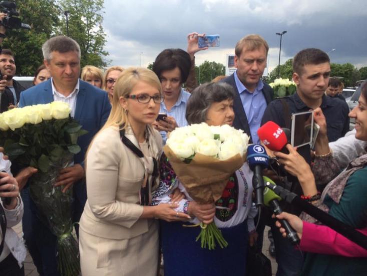 Встреча Тимошенко и Савченко. Надежда от Юли цветы не взяла 1