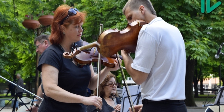 «Бездомная музыка», или 33 года обещаний Николаевской филармонии: музыканты дали концерт под открытым небом