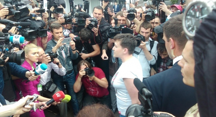 “Я отвыкла от людей, так что извините, если буду очень резкой”. Первые слова Савченко на воле