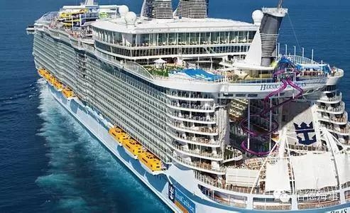 Крупнейший в мире лайнер прибыл в Саутгемптон перед первым круизом