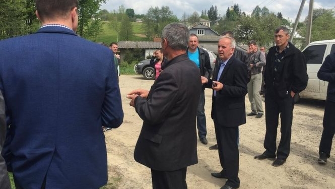 В Карпатах защитники лесов от вырубки заблокировали машину министра экологии