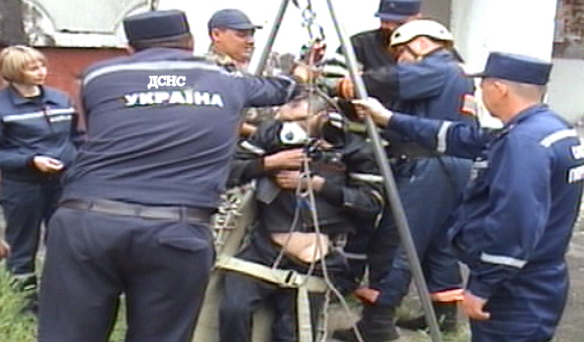 В Николаеве спасатели достали мужчину из колодца теплотрассы, в котором он провел несколько дней