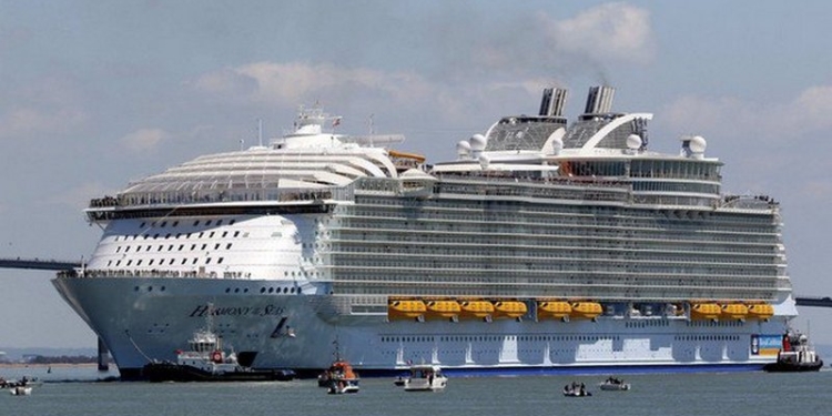 В первое плавание отправился самый большой лайнер в мире