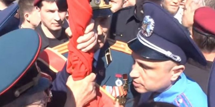 В Черкассах возник конфликт из-за красного флага