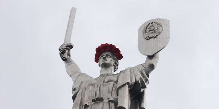 На Родину-мать в Киеве “надели” венок из красных маков