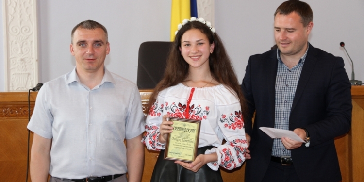 25 школьников Николаева получили стипендии городского головы и горсовета