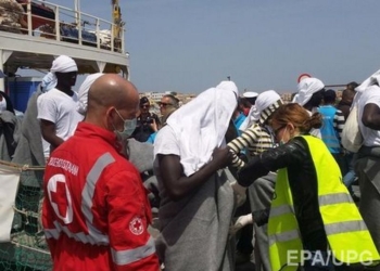 В море с ливийского судна смыло около сотни мигрантов