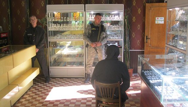 В Одессе в ювелирном магазине задержали налетчицу 3
