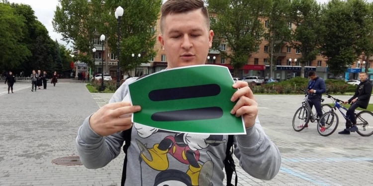 Только один активист в Херсоне вышел в поддержку ЛГБТ-сообщества, против – более сотни