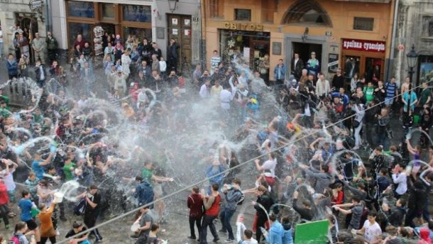 Почему сегодня все едут во Львов. Что такое “поливаний понеділок”