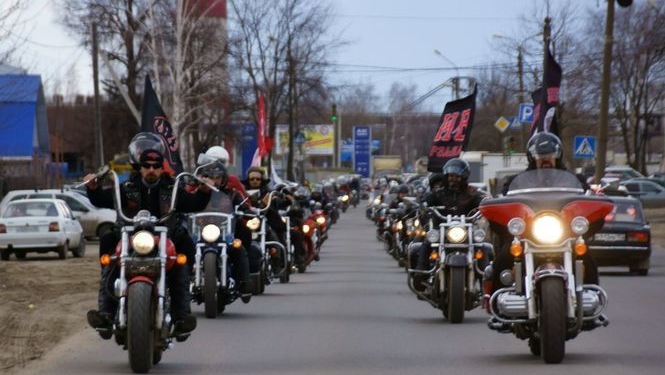 “Чемодан, вокзал, Россия”! В Праге путинским байкерам устроили коридор позора