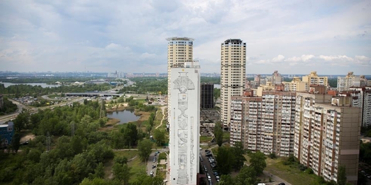 В Киеве нарисовали мурал высотой в 26 этажей