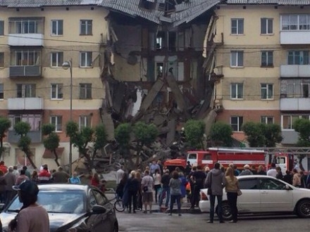 Подъезд пятиэтажки обрушился в Кемеровской области России