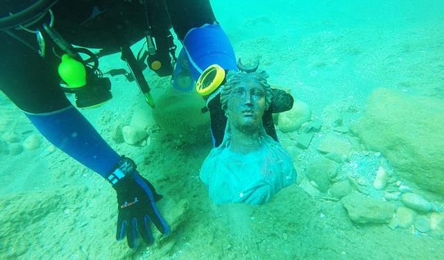 Израильские аквалангисты-любители обнаружили множество бронзовых артефактов на дне Средиземного моря