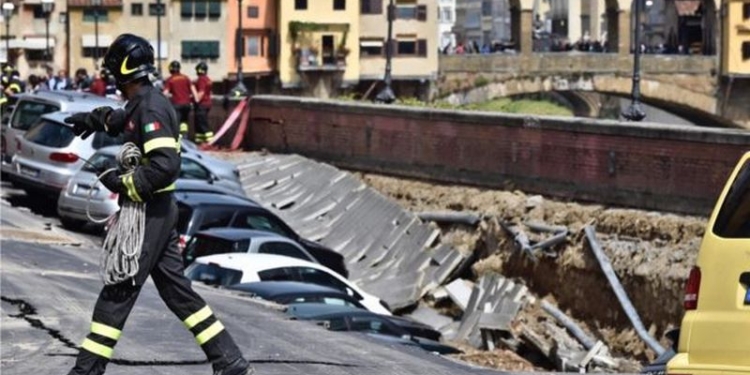 Во Флоренции обрушилась часть набережной