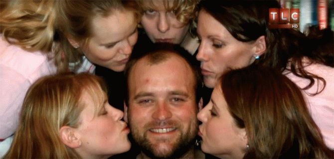 Муж, 5 жен и 24 ребенка: семья, которая не вписывается ни в какие каноны